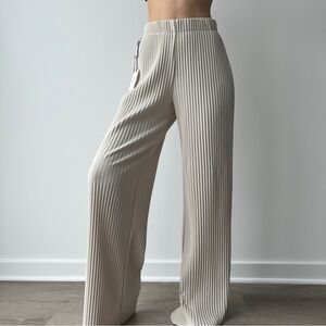 Aritzia Babaton Pleated Wide-Leg Pant Matte Pearl Taupe High-Rise Plissé Size XS